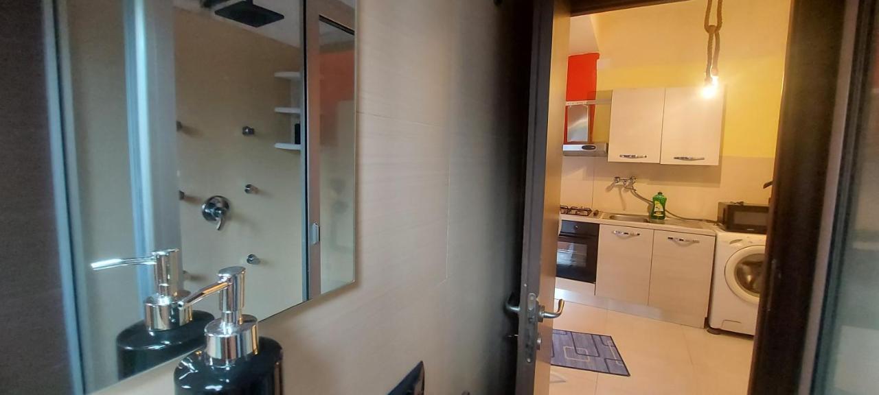 Stanza In Villa Con Giardino Con Box Doccia Idromassaggio Rent A Car Aci Bonaccorsi Bagian luar foto